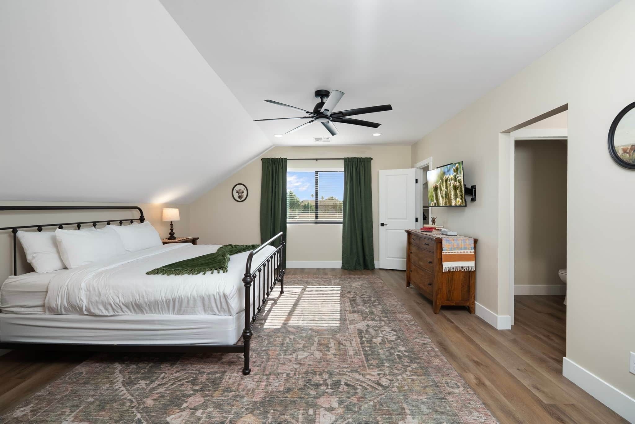 3 habitaciones, escritorio, tabla de planchar con plancha y wifi gratis 