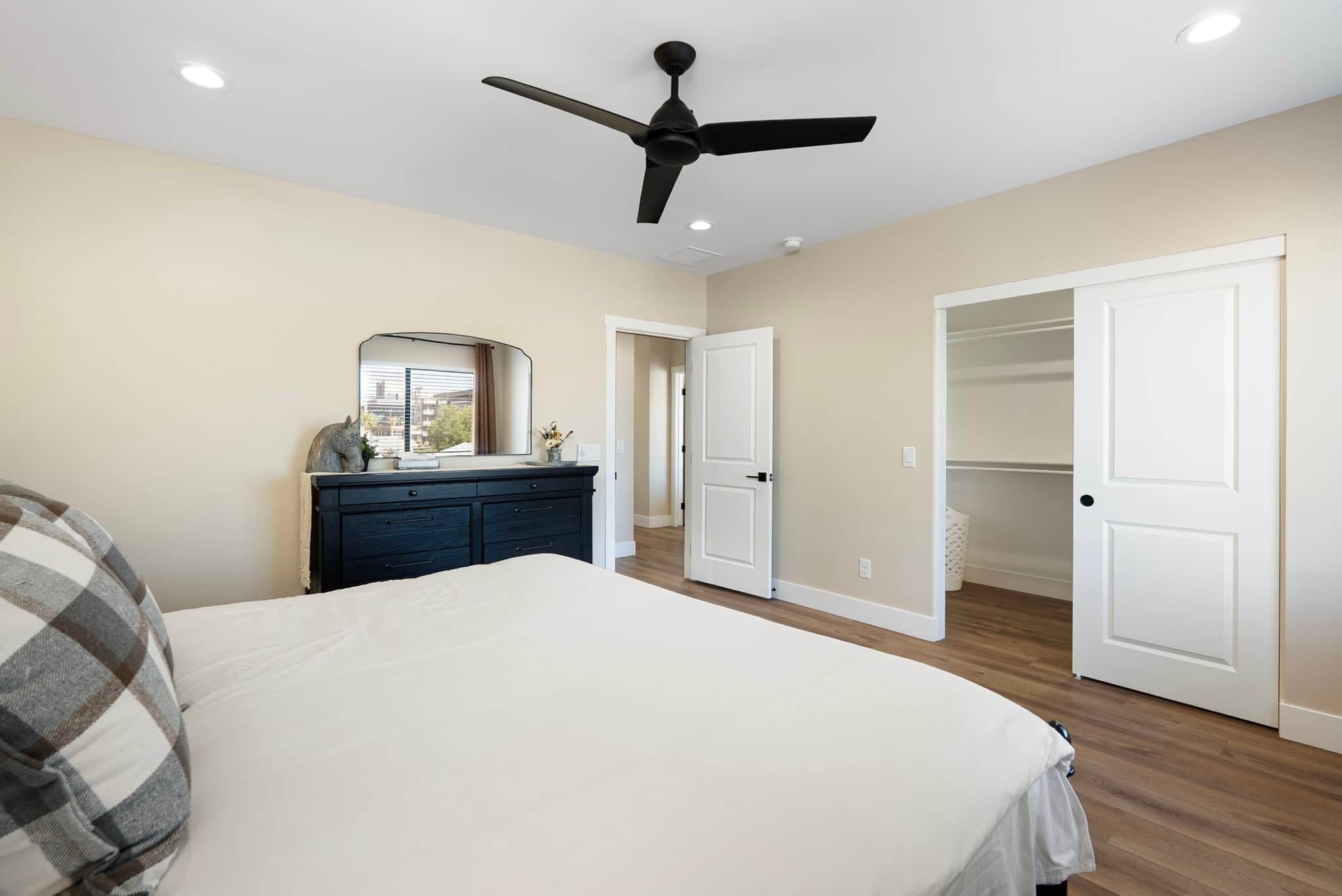 3 bedrooms, desk, iron/ironing board, WiFi (free)