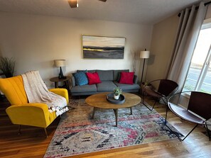 Smart TV, computer monitors - Central 2bed/2bath apartment in Vancouver DT with AC - pet friendly (Vancouver)