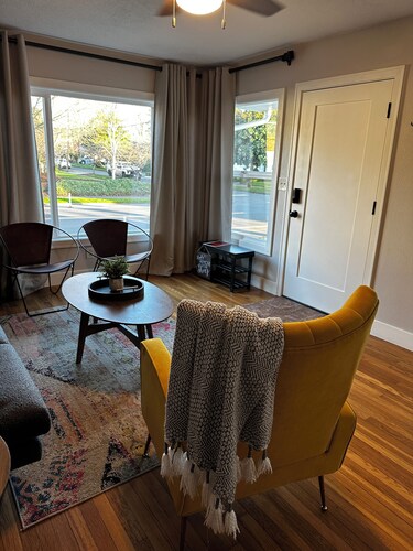 Central 2bed/2bath apartment in Vancouver DT with AC - pet friendly