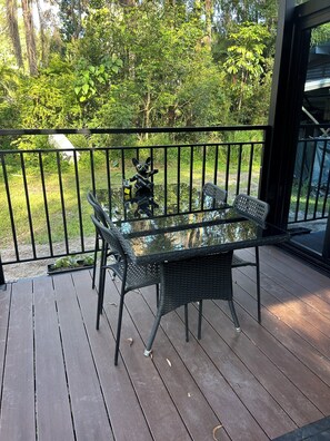 Outdoor dining - Noosa rural retreat. Private little unit 10 minutes to Hastings st (Doonan)