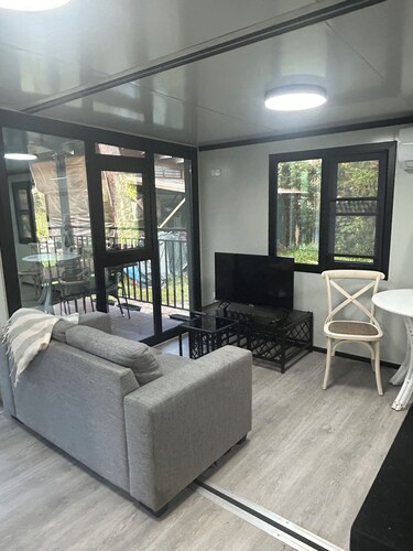 Noosa rural retreat. Private little unit 10 minutes to Hastings st