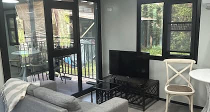 Noosa rural retreat. Private little unit 10 minutes to Hastings st