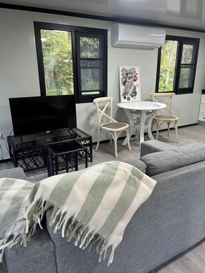 Living area - Noosa rural retreat. Private little unit 10 minutes to Hastings st (Doonan)