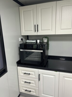 Private kitchen - Noosa rural retreat. Private little unit 10 minutes to Hastings st (Doonan)