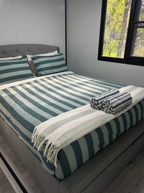 2 bedrooms, Internet, bed sheets - Noosa rural retreat. Private little unit 10 minutes to Hastings st (Doonan)