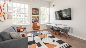 Appartement, Meerdere bedden, keuken, uitzicht op de stad (The 333 Suites 2nd Floor Retreat) | Woonruimte