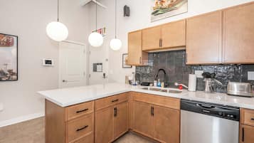 Apartment, Mehrere Betten, Küche, Stadtblick (The 333 Suites 2nd Floor Retreat) | Eigene Küche