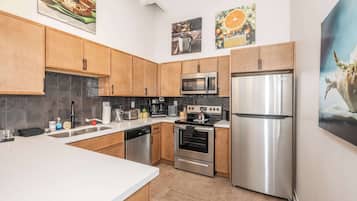 Apartment, Multiple Beds, Kitchen, City View (The 333 Suites 2nd Floor Retreat) | Private kitchen