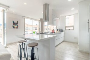Fridge, microwave, stovetop, coffee/tea maker - NOK Modern 3BR Apartment in Usaquen (Bogotá)