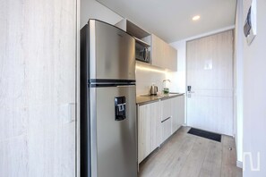 Fridge, microwave, oven, coffee/tea maker - NOK Bright 1BR Loft in Prime Usaquén Location (Bogotá)