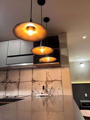 Fridge, microwave, oven, stovetop - NOK Stunning Studio in Candelaria (Bogotá)