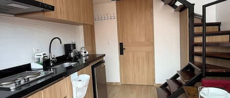 雪櫃、咖啡機/沖茶器、電熱水壺、廚房用具/餐具/器皿