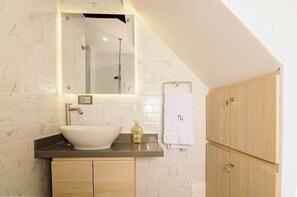 Douche, sèche-cheveux, shampoing