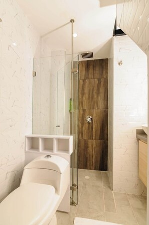 Shower, hair dryer, shampoo - NOK Amazing Duplex in Parque 93 (Bogotá)