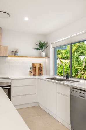 Fridge, microwave, oven, stovetop - Solara Escape Mooloolaba - Luxe Pet-Friendly Home (Mooloolaba Region)