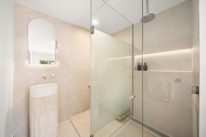 Shower, hair dryer, towels, shampoo - Solara Escape Mooloolaba - Luxe Pet-Friendly Home (Mooloolaba Region)