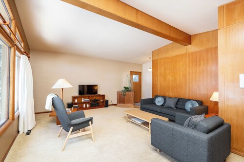 Comfortable Fort Garry Home | 3 Bed | 2 Bath |