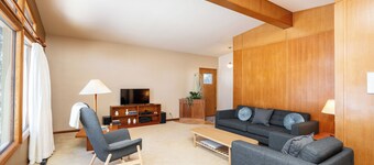 Comfortable Fort Garry Home | 3 Bed | 2 Bath |