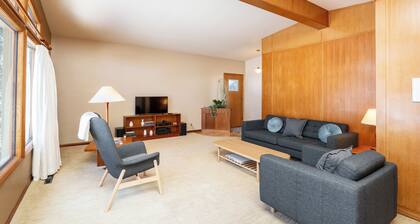 Comfortable Fort Garry Home | 3 Bed | 2 Bath |