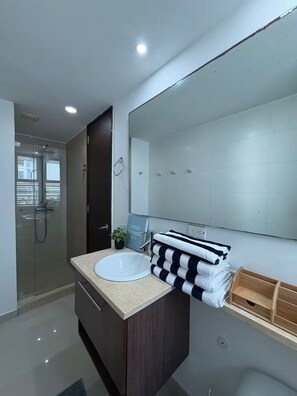 Shower, hair dryer, towels, soap - Charming 2BR Beachfront Apartment with AC in Morros, La Boquilla Cartagena. CTG (Cartagena de Indias)