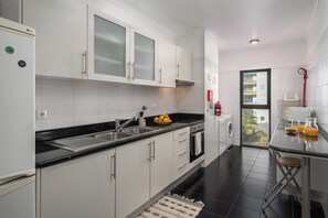 Fridge, microwave, oven, stovetop - Camélia's Apartment I –  Modern in Funchal (Funchal)