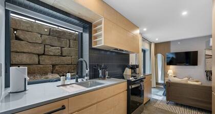 Light & Airy Garden-Level Boutique Stay