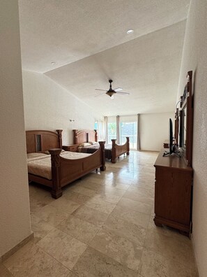 5 dormitoris, planxa i posts de planxar, wifi i roba de llit 