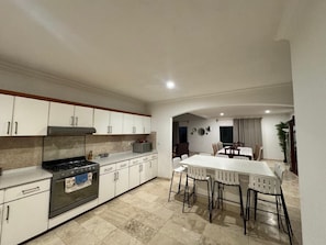Fridge, microwave, oven, stovetop - Luxury home for 25, Lomas de Cocoyoc, swimming pool, jacuzzi, private garden (Fraccionamiento Lomas de Cocoyoc)