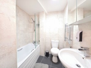 Shower, towels, soap, toilet paper - Ultra central, Near station| 2BR | 2BATH | 6Sleep (Harrow)