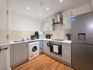 Fridge, microwave, oven, stovetop - Ultra central, Near station| 2BR | 2BATH | 6Sleep (Harrow)
