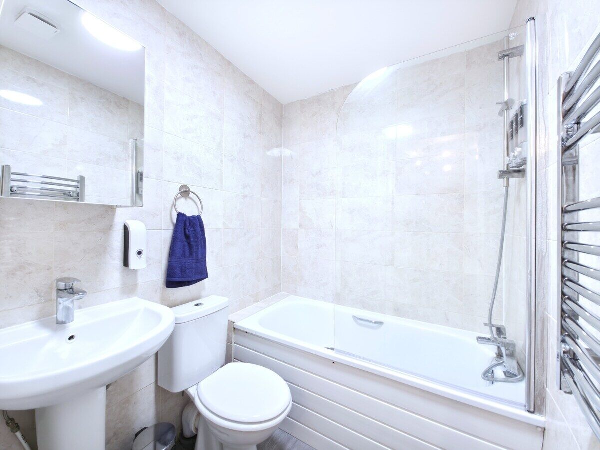 Dusj, håndklær, såpe og toalettpapir