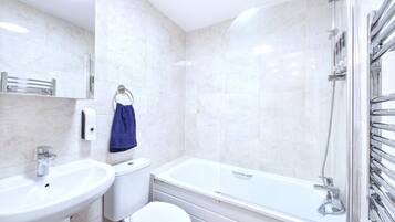 Dusj, håndklær, såpe og toalettpapir