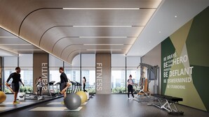 Uma academia moderna com equipamentos de exercício, amplas janelas e painéis de arte motivacionais.
