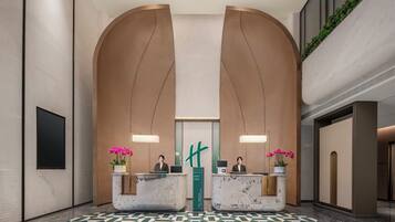 Un área de recepción con dos mostradores, un gran arco y un suelo estampado.