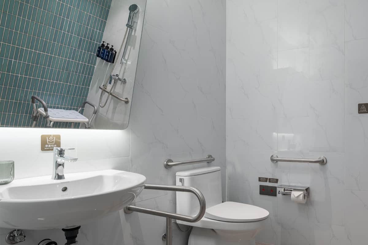 1 King Standard Accessible | Down duvets, desk, laptop workspace, blackout curtains