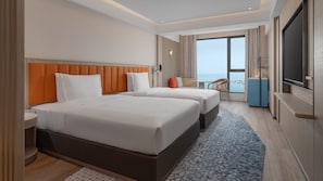 A hotel room with two beds, a TV, a view of the sea, and a balcony. - Holiday Inn Express Shenzhen Dapeng Nan'ao by IHG (Shenzhen)