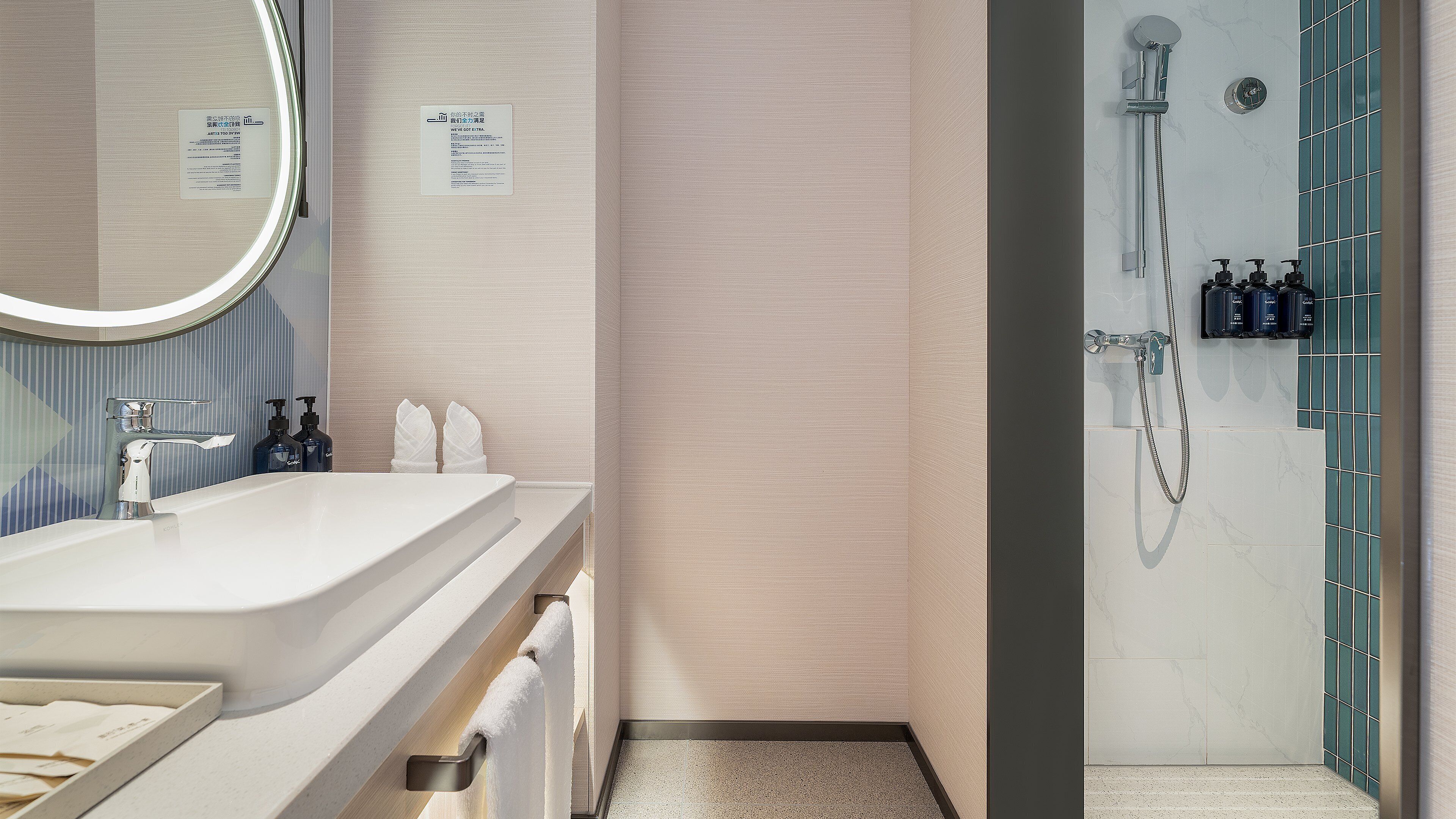 Suite, 2 camas de matrimonio | Baño | Ducha y cabezal de ducha con hidromasaje