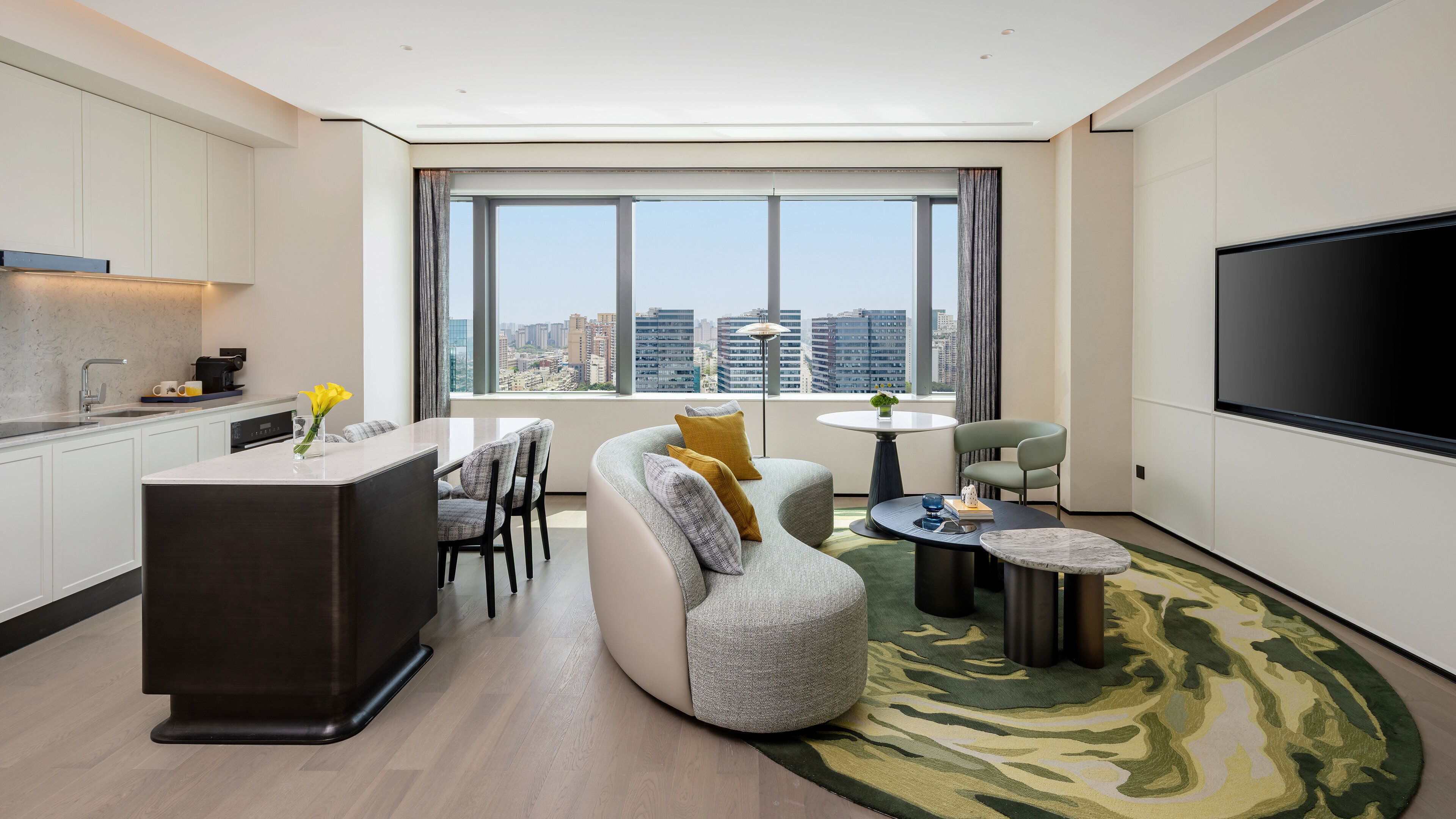 Suite, 2 Bedrooms, Kitchenette (High Floor)