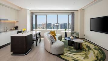 Suite, 2 Bedrooms, Kitchenette (High Floor)
