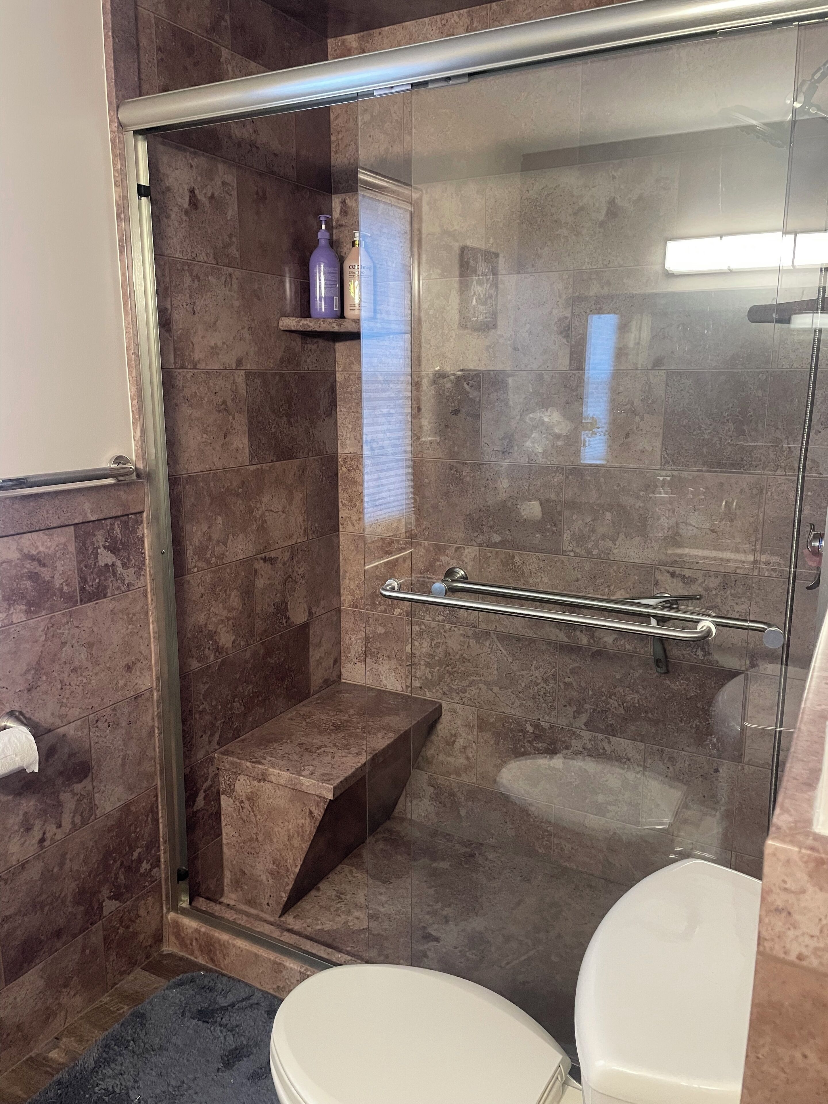 Dusj, hårføner, håndklær og såpe