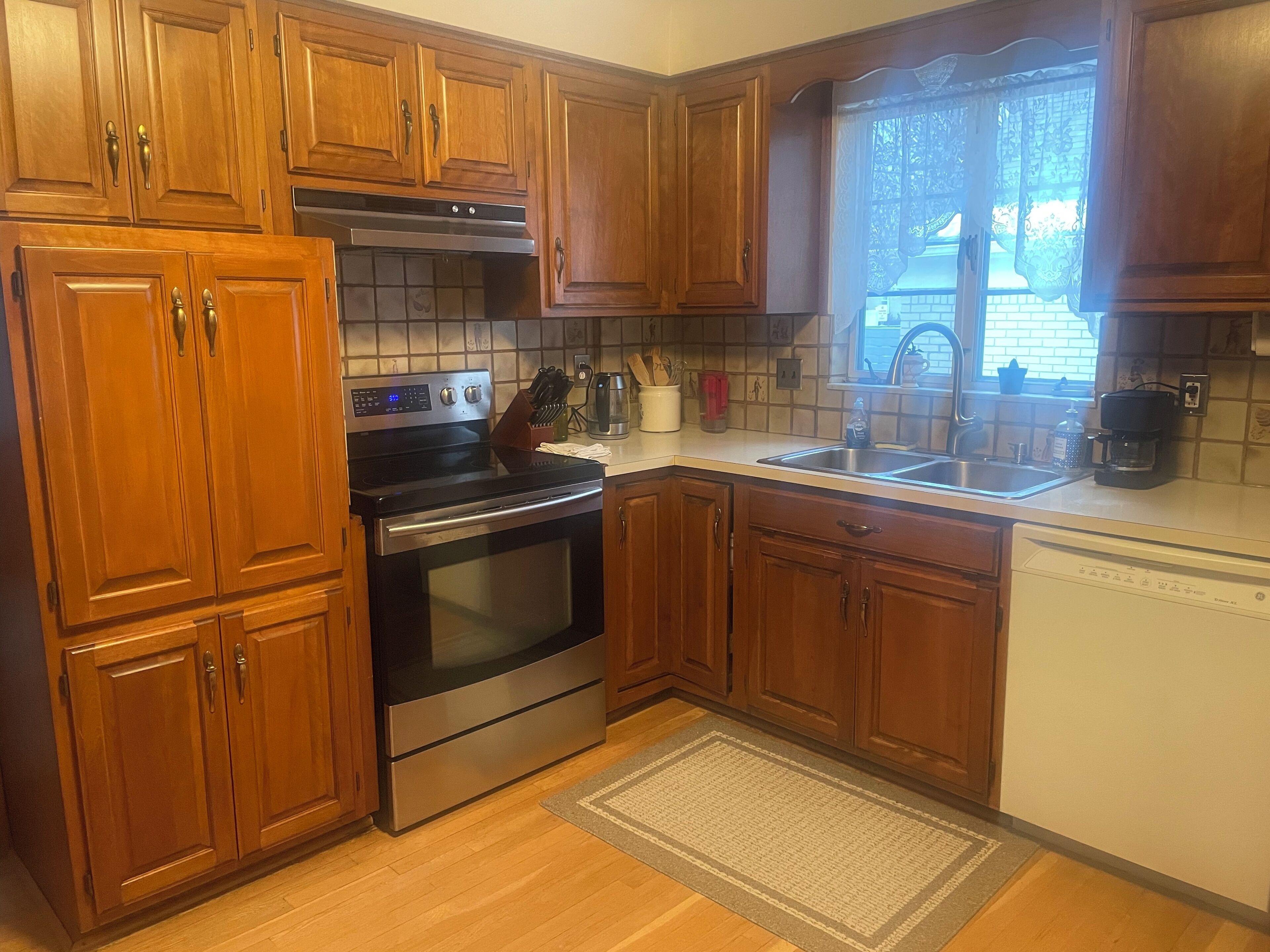 Mikrobølgeovn, ovn, kokeplater og oppvaskmaskin