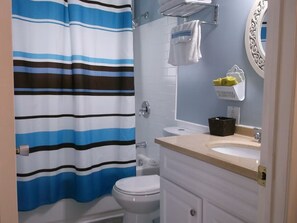 Dusche, Haartrockner, Handtücher, Seife