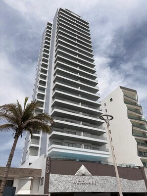 Exterior - Golden Glow (Mazatlán)
