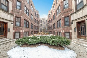 Exterior - Beautifully Remodeled 2B/2BA Hyde Park (Chicago)