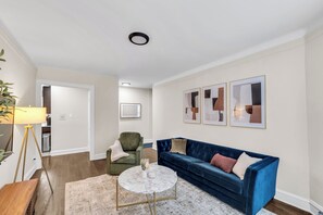 Smart TV - Beautifully Remodeled 2B/2BA Hyde Park (Chicago)