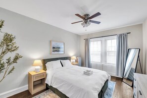 2 bedrooms, iron/ironing board, travel crib, free WiFi - Beautifully Remodeled 2B/2BA Hyde Park (Chicago)