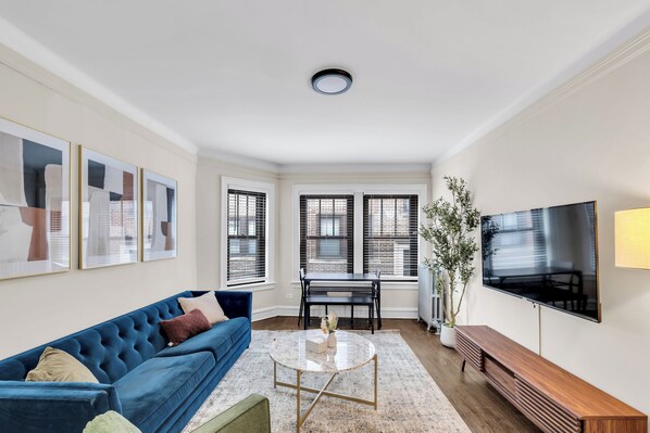 Smart TV - Beautifully Remodeled 2B/2BA Hyde Park (Chicago)