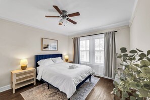 2 bedrooms, iron/ironing board, travel cot, free WiFi - Beautifully Remodeled 2B/2BA Hyde Park (Chicago)