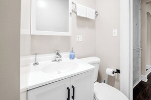 Hair dryer, towels, soap, shampoo - Beautifully Remodeled 2B/2BA Hyde Park (Chicago)